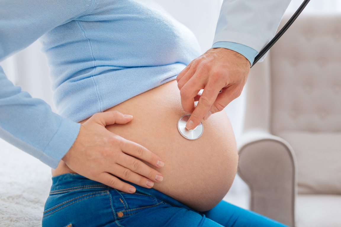 Pregnant woman being on consultation